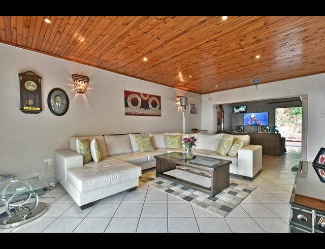 6 BEDROOM HOUSE FOR SALE IN GLENVISTA